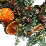 Рождественский венок из живых еловых веток и сушеных апельсинов в Санкт-Петербурге - Фотография 10