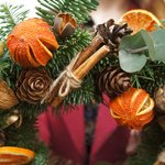 Рождественский венок из живых еловых веток и сушеных апельсинов в Санкт-Петербурге - Фотография 11