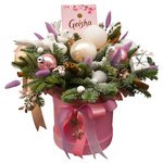 Новогодний подарок с еловыми ветками, конфетами и декором в Санкт-Петербурге - Фотография 1