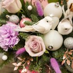 Новогодний подарок из живой ели, цветов, игрушек и конфет в Санкт-Петербурге - Фотография 6