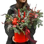 Новогодняя композиция в шляпной коробке с еловыми ветками, свечами, игрушками и новогодними шарами в Санкт-Петербурге - Фотография 6