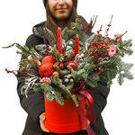 Новогодняя композиция в шляпной коробке с еловыми ветками, свечами, игрушками и новогодними шарами в Санкт-Петербурге - Фотография 8