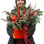 Новогодняя композиция в шляпной коробке с еловыми ветками, свечами, игрушками и новогодними шарами в Санкт-Петербурге - Фотография 12