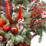 Новогодняя композиция в шляпной коробке с еловыми ветками, свечами, игрушками и новогодними шарами в Санкт-Петербурге - Фотография 7