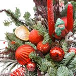 Новогодняя композиция в шляпной коробке с еловыми ветками, свечами, игрушками и новогодними шарами в Санкт-Петербурге - Фотография 11