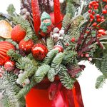 Новогодняя композиция в шляпной коробке с еловыми ветками, свечами, игрушками и новогодними шарами в Санкт-Петербурге - Фотография 3