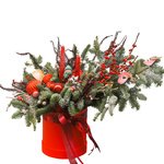 Новогодняя композиция в шляпной коробке с еловыми ветками, свечами, игрушками и новогодними шарами в Санкт-Петербурге - Фотография 1