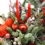 Новогодняя композиция в шляпной коробке с еловыми ветками, свечами, игрушками и новогодними шарами в Санкт-Петербурге - Фотография 2