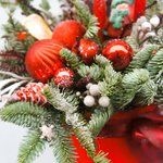 Новогодняя композиция в шляпной коробке с еловыми ветками, свечами, игрушками и новогодними шарами в Санкт-Петербурге - Фотография 4