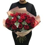 Букет 29 красных роз с эвкалиптом в Санкт-Петербурге - Фотография 1