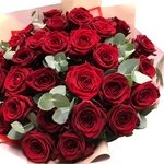 Букет 29 красных роз с эвкалиптом в Санкт-Петербурге - Фотография 2