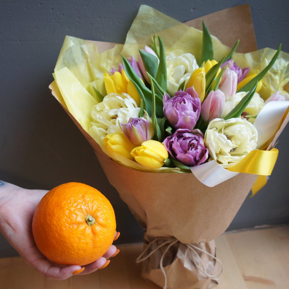 Букет 17 разноцветных тюльпанов с апельсином