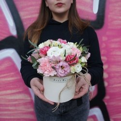 Букет Шарлемань: цветы на вкус флориста в шляпной коробке