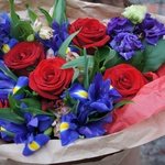 Букет из ирисов и роз с доставкой в Санкт-Петербурге - Фотография 4