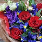 Букет из ирисов и роз с доставкой в Санкт-Петербурге - Фотография 3