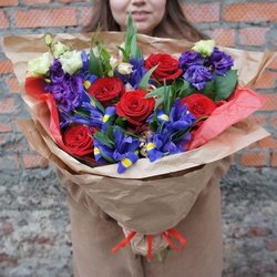 Букет Султан моего сердца: красные розы и синие ирисы