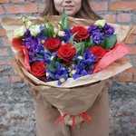 Букет из ирисов и роз с доставкой в Санкт-Петербурге - Фотография 1