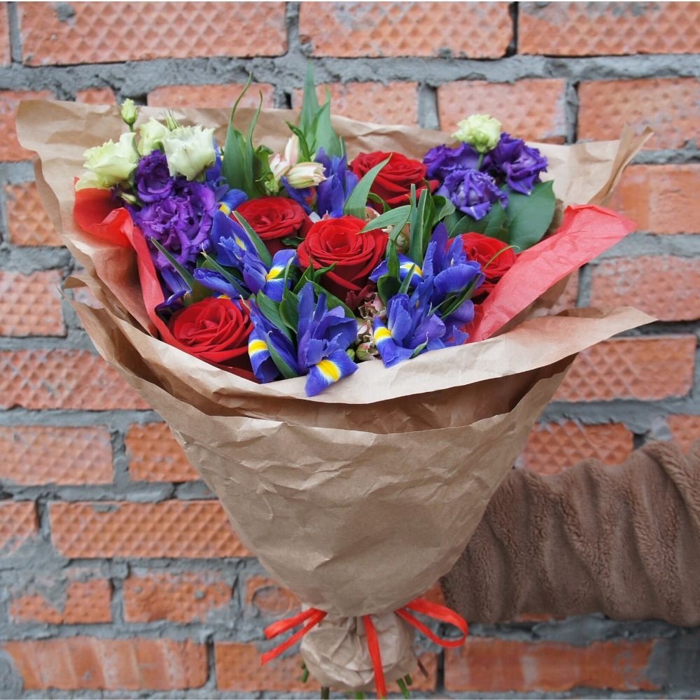 Султан моего сердца: розы и ирисы с аквабоксом и коробкой-переноской