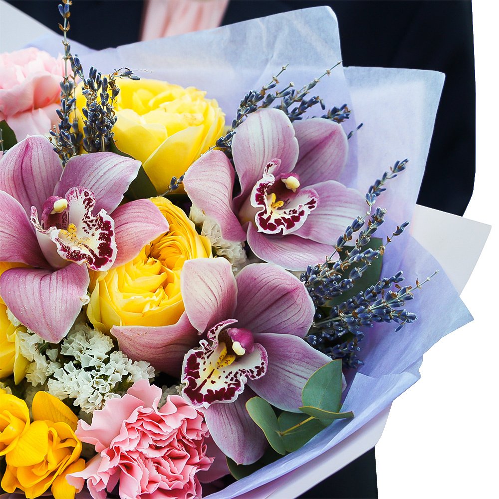 Сьюзи: свежие цветы в полевом букете