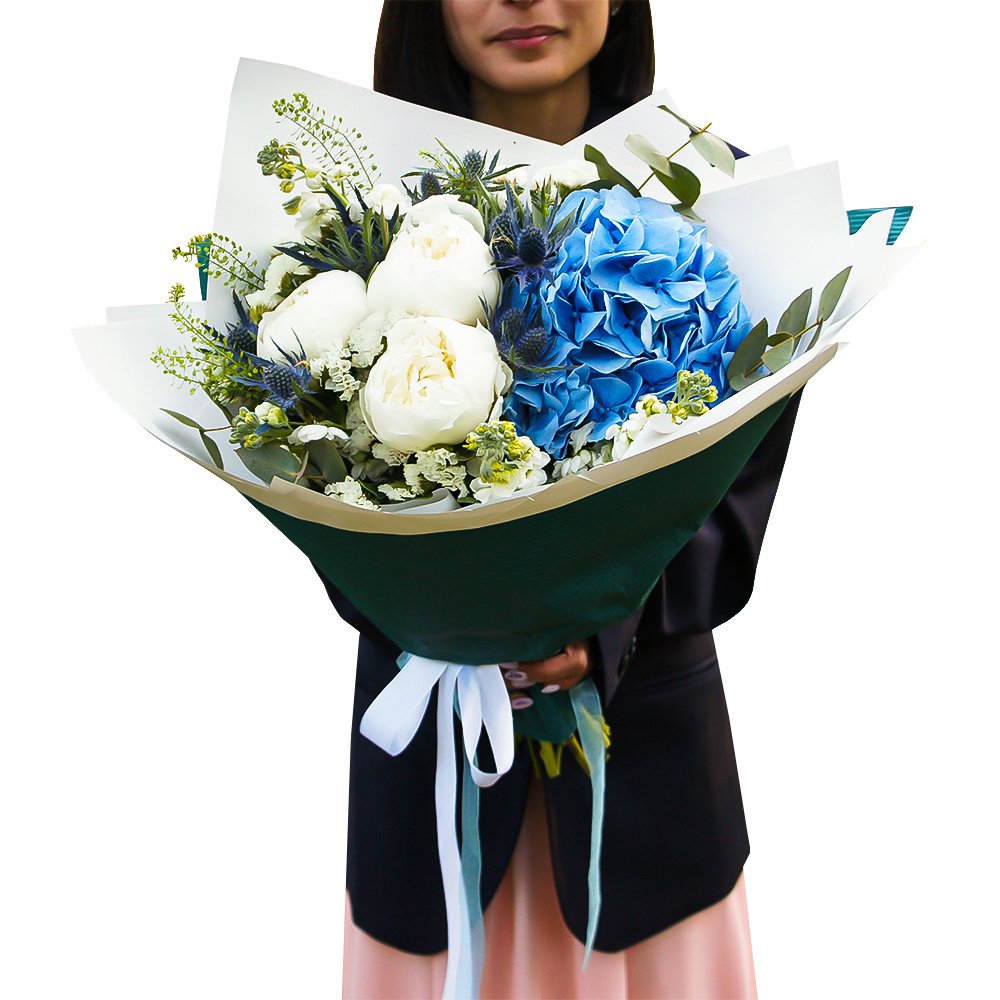 Лотти: букет из белых пионов и голубой гортензии