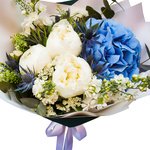 Лотти: букет из белых пионов и голубой гортензии в Санкт-Петербурге - Фотография 2
