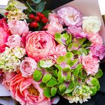 Праздничный букет с пионами, гортензией, пионовидными розами, лизиантусами, гиперикумом и маттиолой в Санкт-Петербурге - Фотография 2 Праздничный букет с пионами, гортензией, пионовидными розами, лизиантусами, гиперикумом и маттиолой в Санкт-Петербурге - Фотография 2