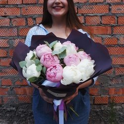 Букет «Пионы: микс из белых и розовых пионов с листьями эвкалипта» Букет «Пионы: микс из белых и розовых пионов с листьями эвкалипта»