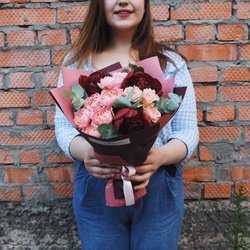 Букет «Шейла: пионы, пионовидные и кустовые розы» Букет «Шейла: пионы, пионовидные и кустовые розы»