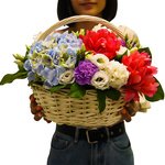 Цветы в корзине: пионы, гортензии, лизиантусы, гиацинты, гвоздики в Санкт-Петербурге - Фотография 1