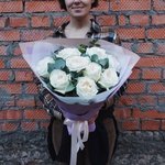 Элли Драй. Букет 9 белых пионовидных роз с эвкалиптом в упаковке. Доставка цветов в Санкт-Петербурге - Фотография 1