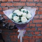 Элли Драй. Букет 9 белых пионовидных роз с эвкалиптом в упаковке. Доставка цветов в Санкт-Петербурге - Фотография 3