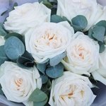 Элли Драй. Букет 9 белых пионовидных роз с эвкалиптом в упаковке. Доставка цветов в Санкт-Петербурге - Фотография 4