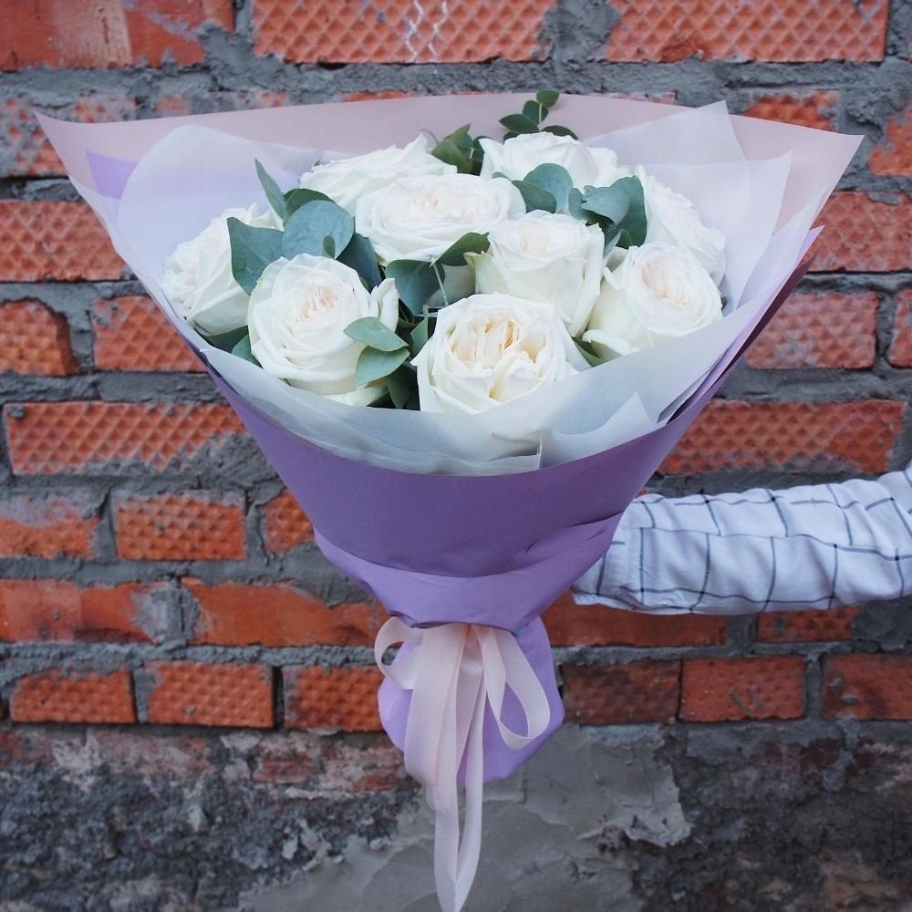 Элли Драй: пионовидные розы Вайт О'Хара с аквабоксом и коробкой-переноской