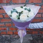 Элли Драй. Букет 9 белых пионовидных роз с эвкалиптом в упаковке. Доставка цветов в Санкт-Петербурге - Фотография 6
