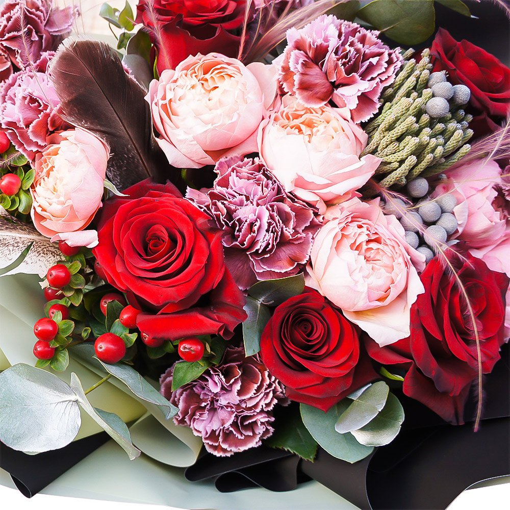 Дейзи: пионовидные розы, плоды гиперикума и брунии, пряный диантус