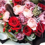 Дейзи: пионовидные розы, плоды гиперикума и брунии, пряный диантус в Санкт-Петербурге - Фотография 2