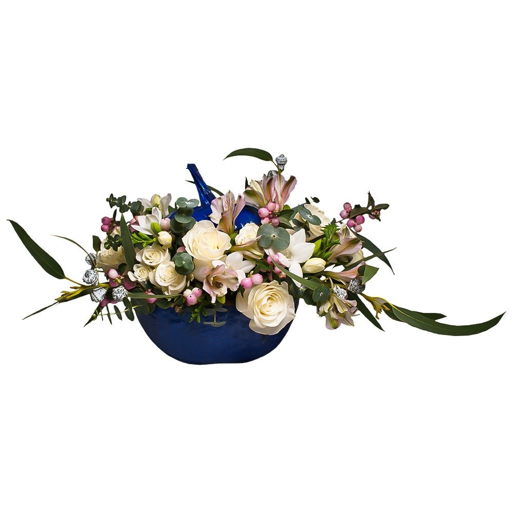 Цветы в синей тыкве со снежноягодником