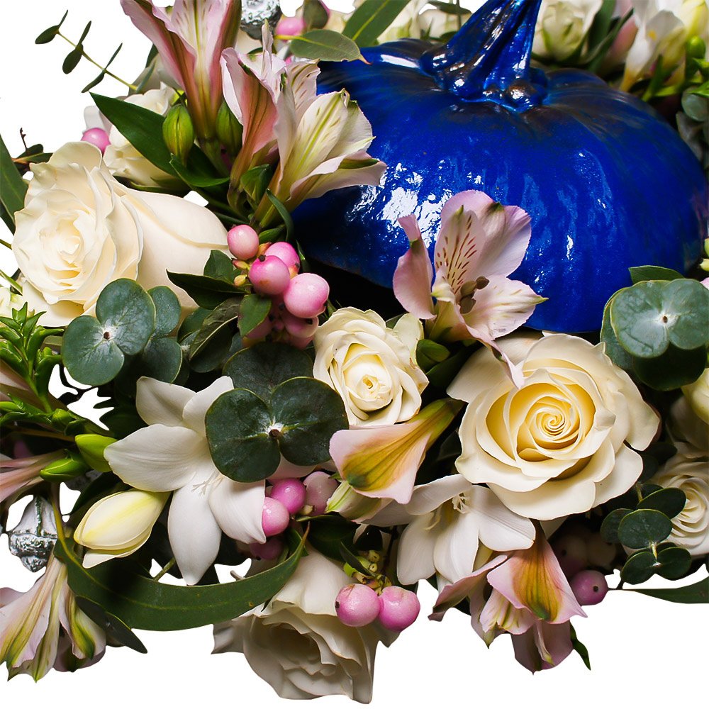 Цветы в синей тыкве со снежноягодником