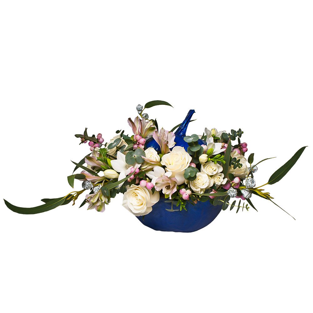 Цветы в синей тыкве со снежноягодником