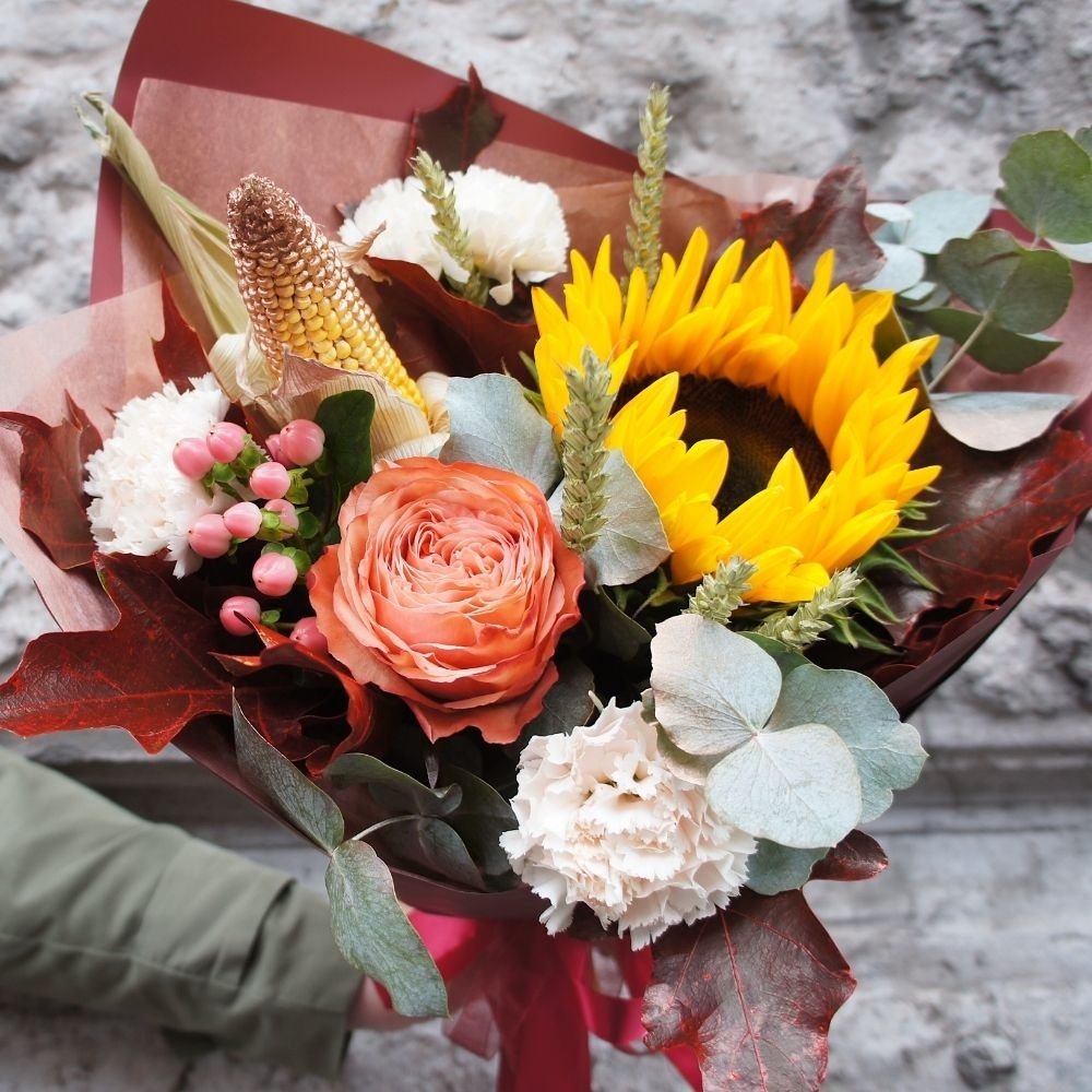 Латану: букет с подсолнухом и пионовидной розой