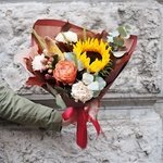 Латану: букет с подсолнухом и пионовидной розой в Санкт-Петербурге - Фотография 2