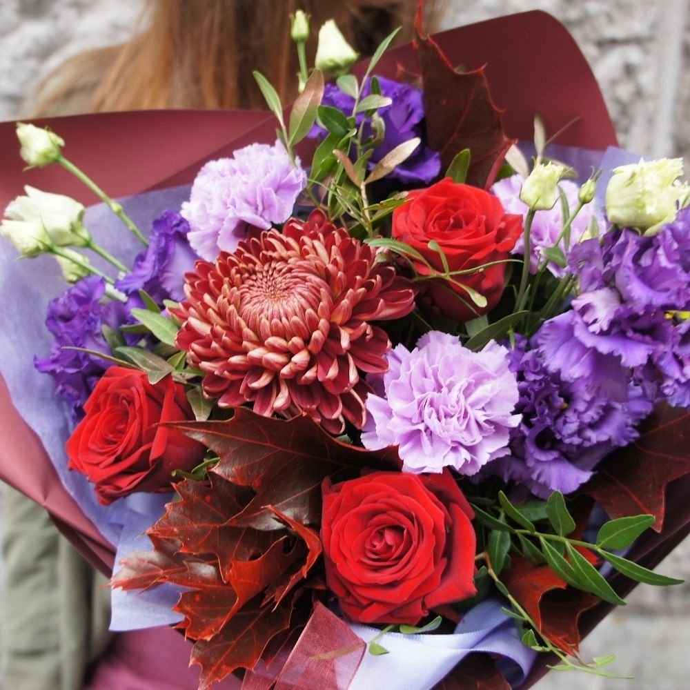 Ромола: хризантема, эустома, алые розы!