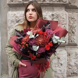 Букет «Любовь с первого укуса: волшебные хризантемы, кустовые розы, ягоды гиперикума!» Букет «Любовь с первого укуса: волшебные хризантемы, кустовые розы, ягоды гиперикума!»