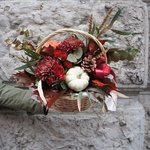 На этюдах: осенние розы, хризантемы, кукурбита (тыква) и листья дуба в корзине с доставкой в Санкт-Петербурге - Фотография 6