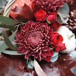 На этюдах: осенние розы, хризантемы, кукурбита (тыква) и листья дуба в корзине с доставкой в Санкт-Петербурге - Фотография 5