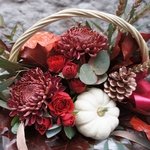 На этюдах: осенние розы, хризантемы, кукурбита (тыква) и листья дуба в корзине с доставкой в Санкт-Петербурге - Фотография 4