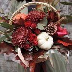На этюдах: осенние розы, хризантемы, кукурбита (тыква) и листья дуба в корзине с доставкой в Санкт-Петербурге - Фотография 2