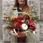 На этюдах: осенние розы, хризантемы, кукурбита (тыква) и листья дуба в корзине с доставкой в Санкт-Петербурге - Фотография 3