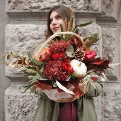 Букет «На этюдах: осенние розы, хризантемы, кукурбита и листья дуба в корзине» Букет «На этюдах: осенние розы, хризантемы, кукурбита и листья дуба в корзине»