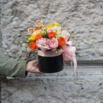 Мандаринка: пионовидные и кустовые розы, фрезии, лизиантус, мандарин и карамельки с доставкой в Санкт-Петербурге - Фотография 4